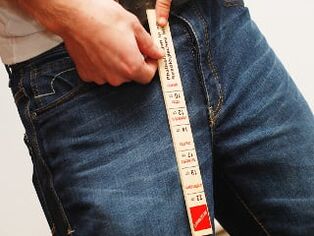 Чоловік вимірює довжину статевого члена