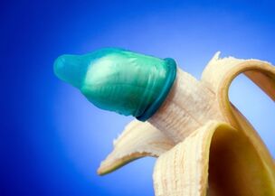 Надітий на банан презерватив